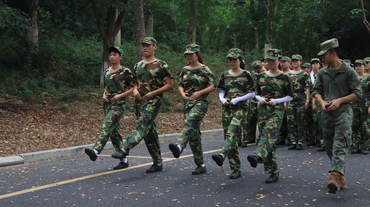 一群人站在路上AI 生成的内容可能不正确。