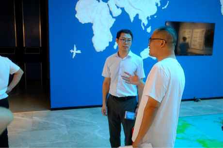 穿白色衣服的男人站在一起AI 生成的内容可能不正确。