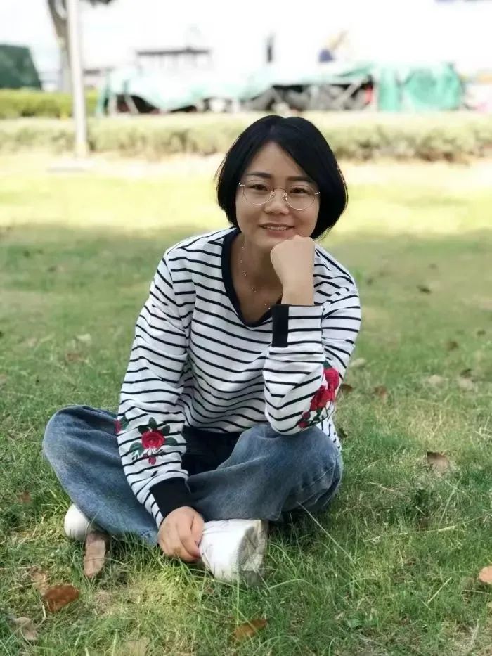 小孩在草地上AI 生成的内容可能不正确。