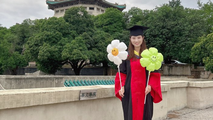 人站在花前AI 生成的内容可能不正确。