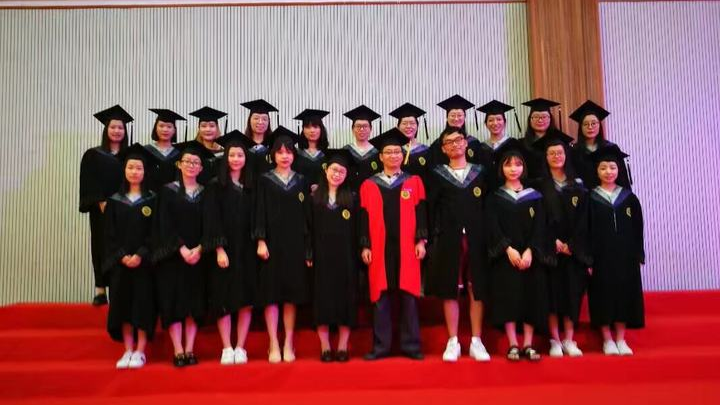 一群穿着制服的人AI 生成的内容可能不正确。