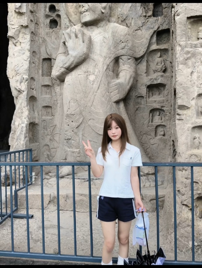 女人站在墙边AI 生成的内容可能不正确。