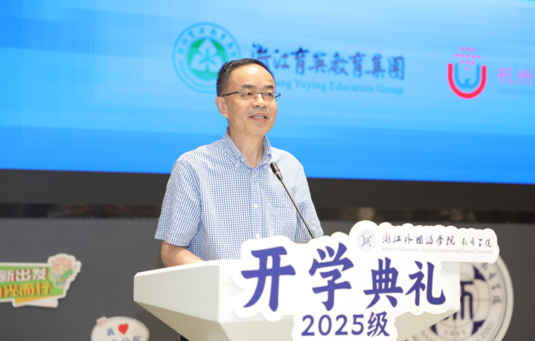 男人看着屏幕AI 生成的内容可能不正确。