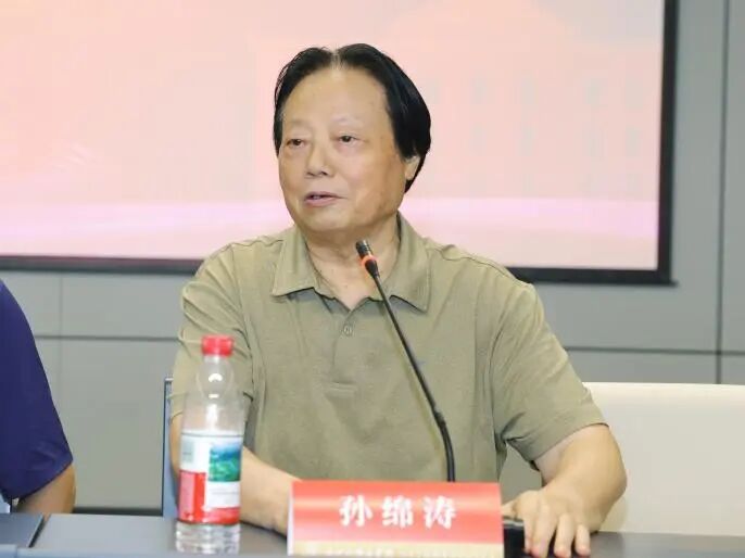 电脑前的人AI 生成的内容可能不正确。