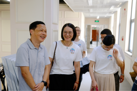 一群男人和女人在房间里AI 生成的内容可能不正确。