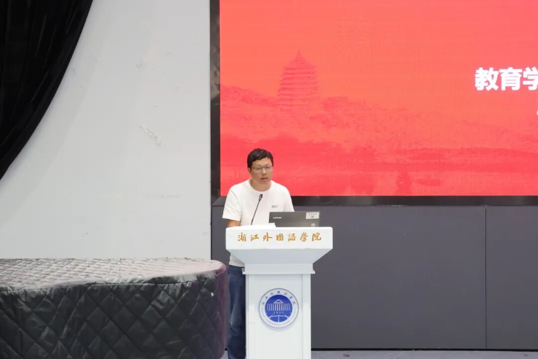 图片包含 室内, 男人, 前, 桌子AI 生成的内容可能不正确。