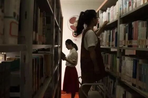 图片包含 室内, 图书馆, 书, 房间AI 生成的内容可能不正确。