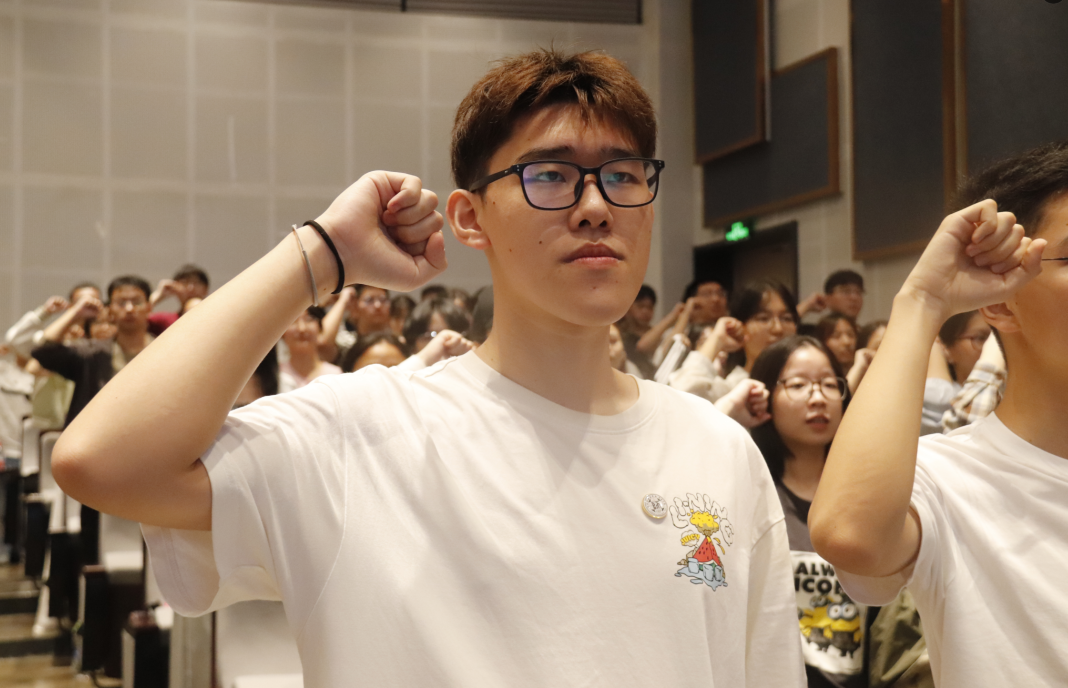 图片包含 人, 室内, 男人, 站AI 生成的内容可能不正确。