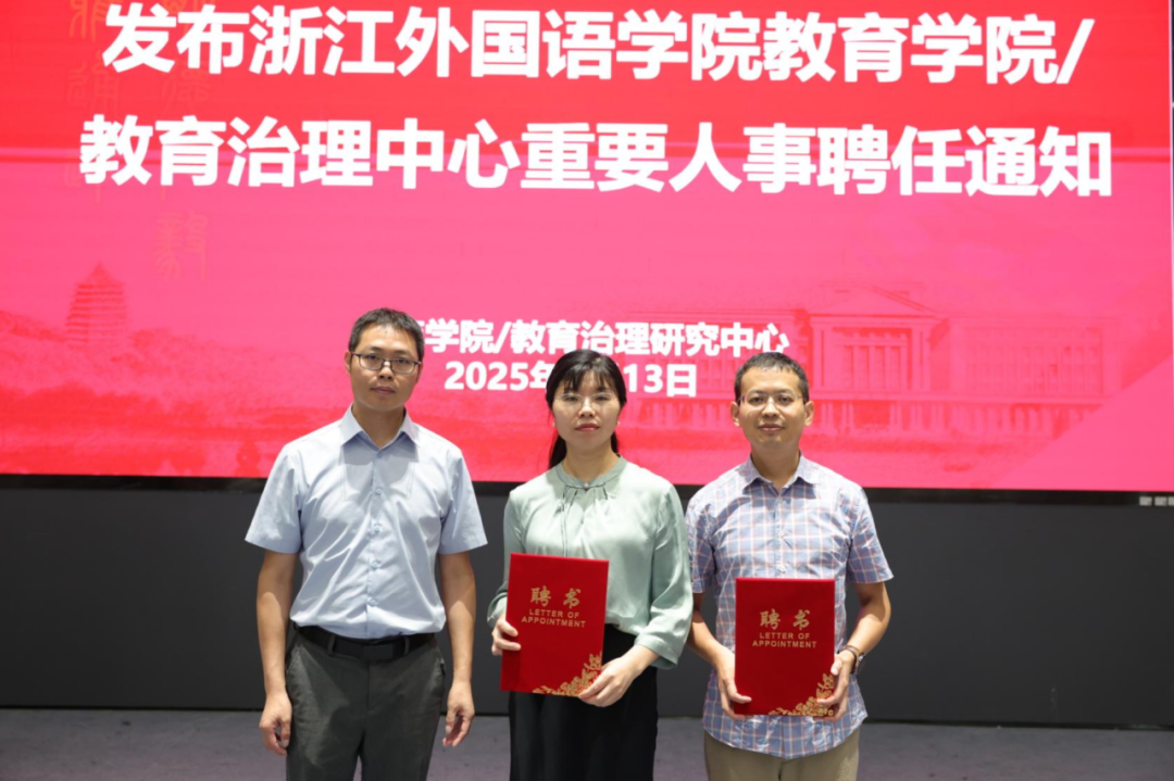 男人和女人站在标志前AI 生成的内容可能不正确。