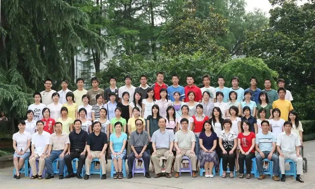 一群人站在一起AI 生成的内容可能不正确。