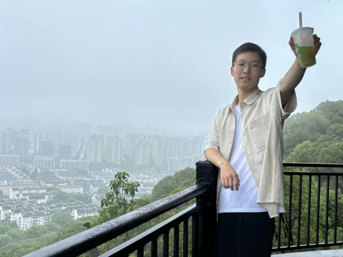 男人站在栏杆边AI 生成的内容可能不正确。