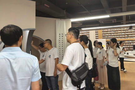 一群人站在室内AI 生成的内容可能不正确。