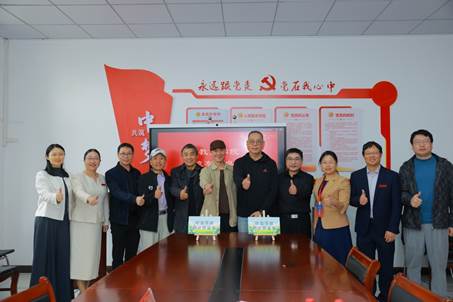 一群人站在台上 AI 生成的内容可能不正确。