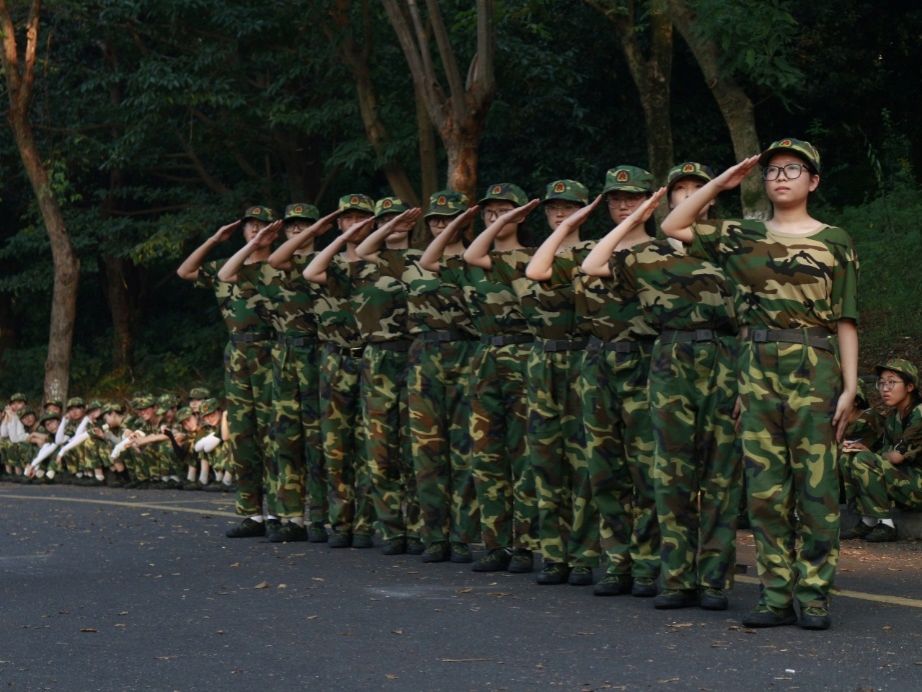 树林间的小路AI 生成的内容可能不正确。