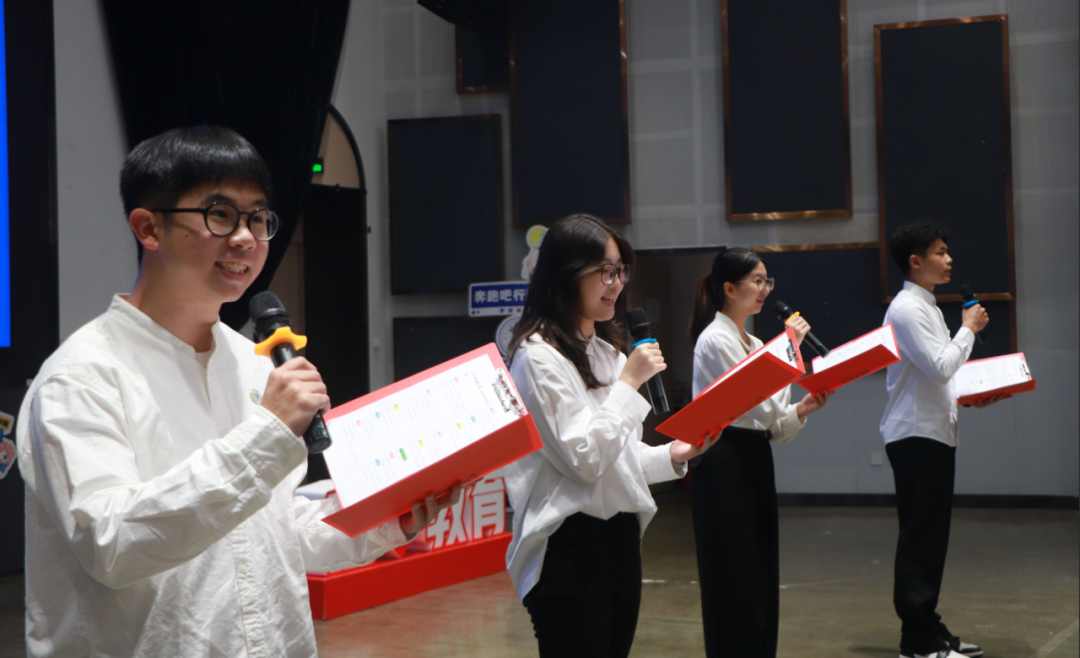 图片包含 人, 室内, 桌子, 男人AI 生成的内容可能不正确。