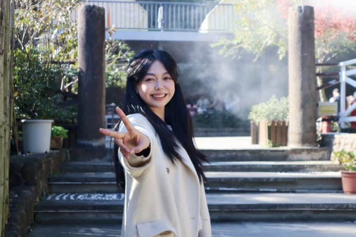 女人戴着头巾AI 生成的内容可能不正确。