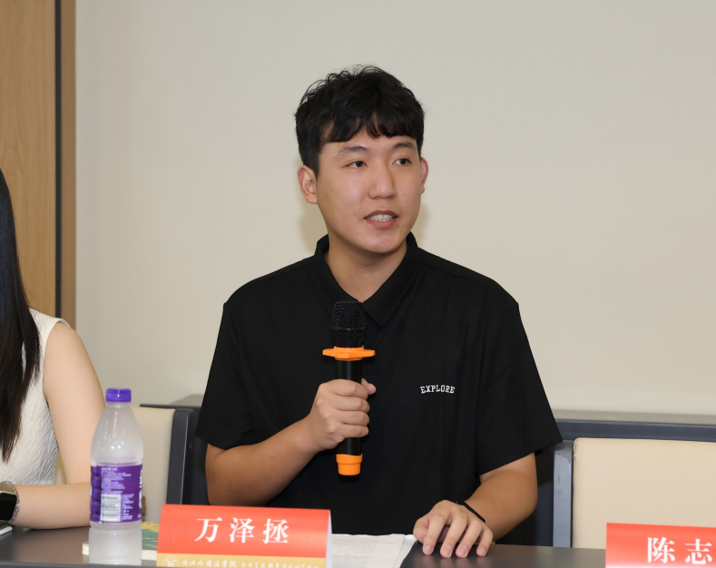 图片包含 人, 室内, 桌子, 男人AI 生成的内容可能不正确。