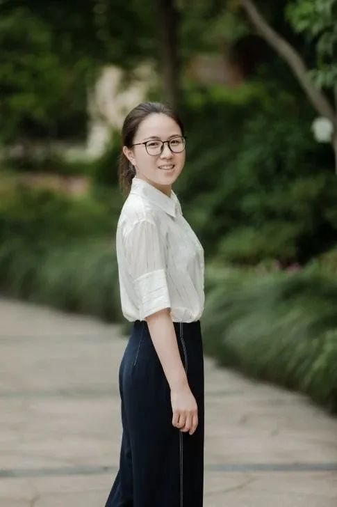 穿着黑色衣服的人AI 生成的内容可能不正确。