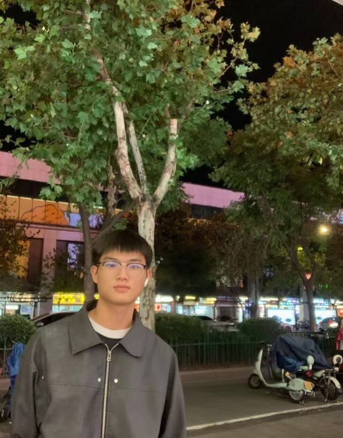 人站在街道上AI 生成的内容可能不正确。