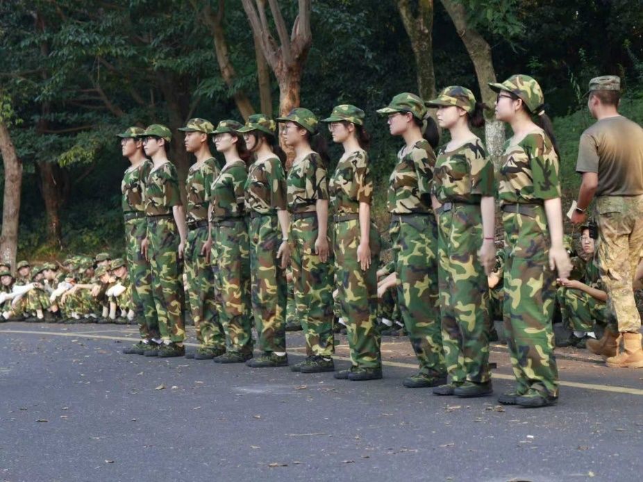 一群人站在石头路上AI 生成的内容可能不正确。