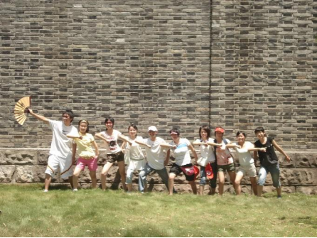 一群人在草地上玩飞盘AI 生成的内容可能不正确。