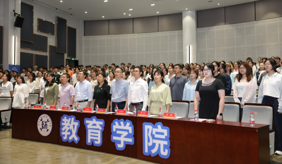 会议室里的人们AI 生成的内容可能不正确。