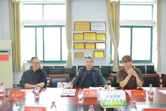 一群人在桌子前 AI 生成的内容可能不正确。