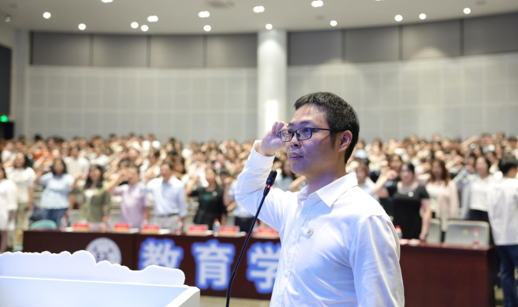 穿白色衣服的男人站在人群里AI 生成的内容可能不正确。