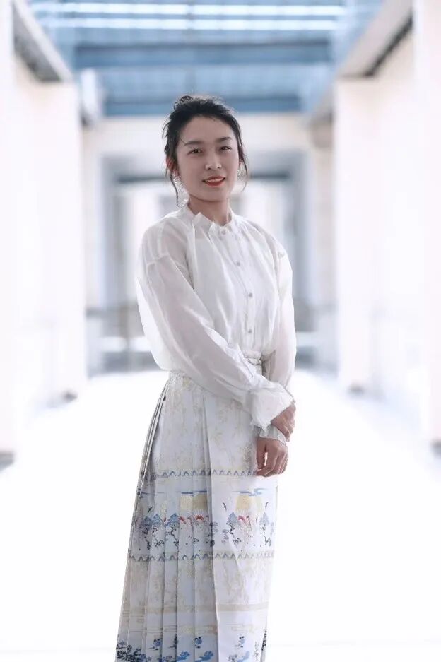 穿裙子的人AI 生成的内容可能不正确。