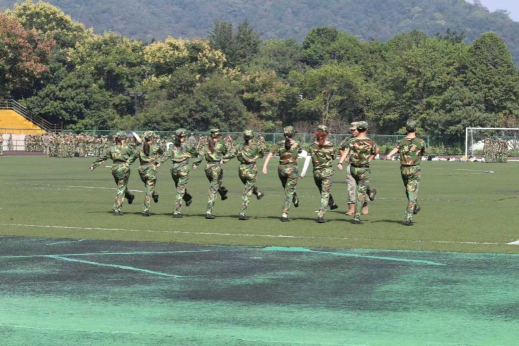 一群人在湖边的草地上AI 生成的内容可能不正确。