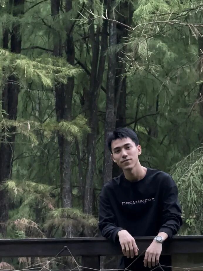 男人在森林里AI 生成的内容可能不正确。