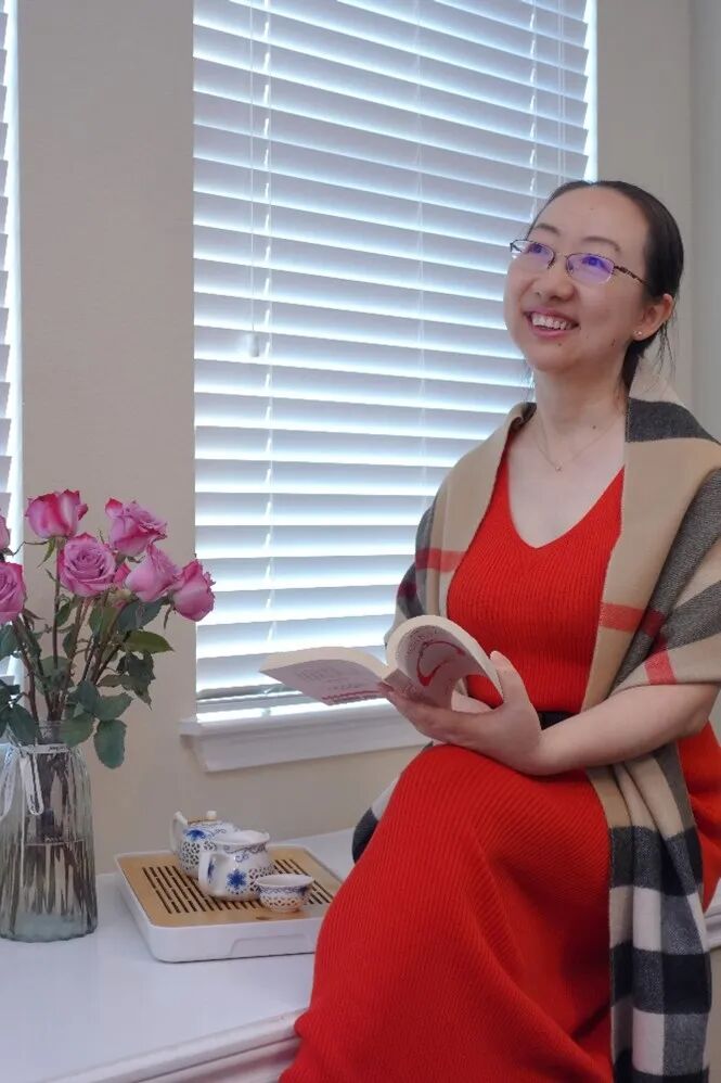 穿着粉色衣服的女人站在窗户边AI 生成的内容可能不正确。