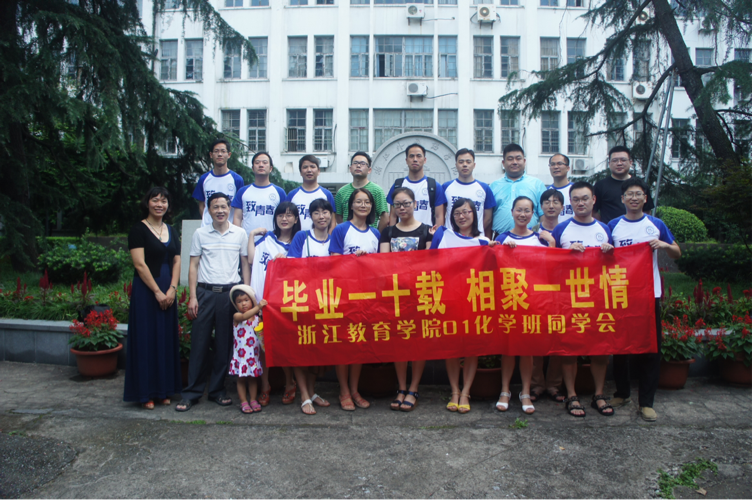 一群人在街道上AI 生成的内容可能不正确。