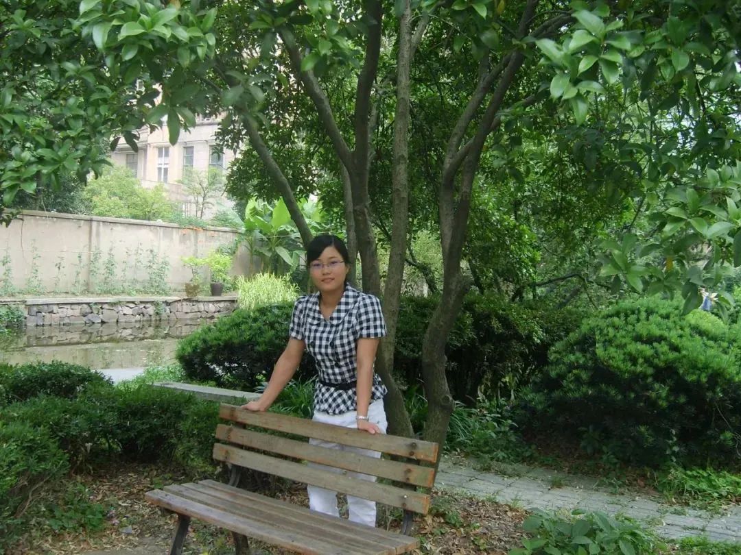 树林旁的长凳上坐着的人AI 生成的内容可能不正确。