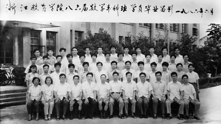 一群人站在一起合影的黑白照AI 生成的内容可能不正确。