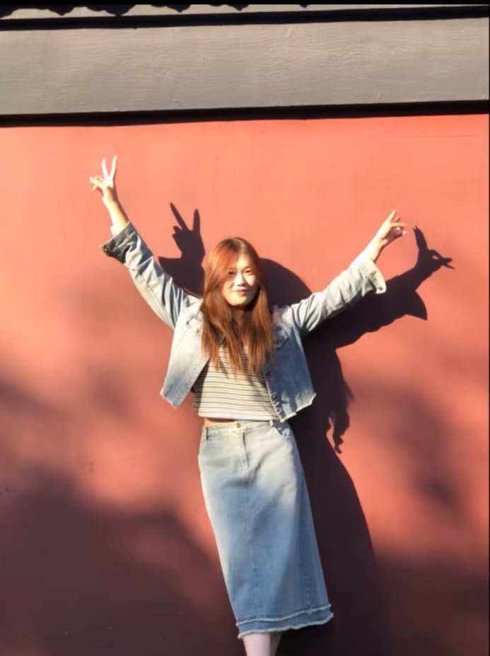 图片包含 建筑, 女人, 站, 空气AI 生成的内容可能不正确。