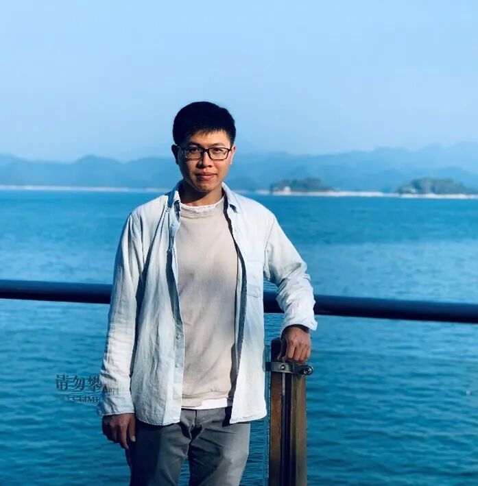 男人站在湖边AI 生成的内容可能不正确。