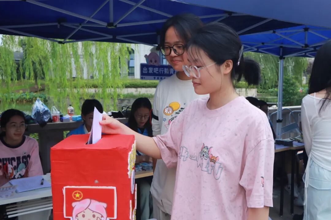 一群人站在伞上AI 生成的内容可能不正确。