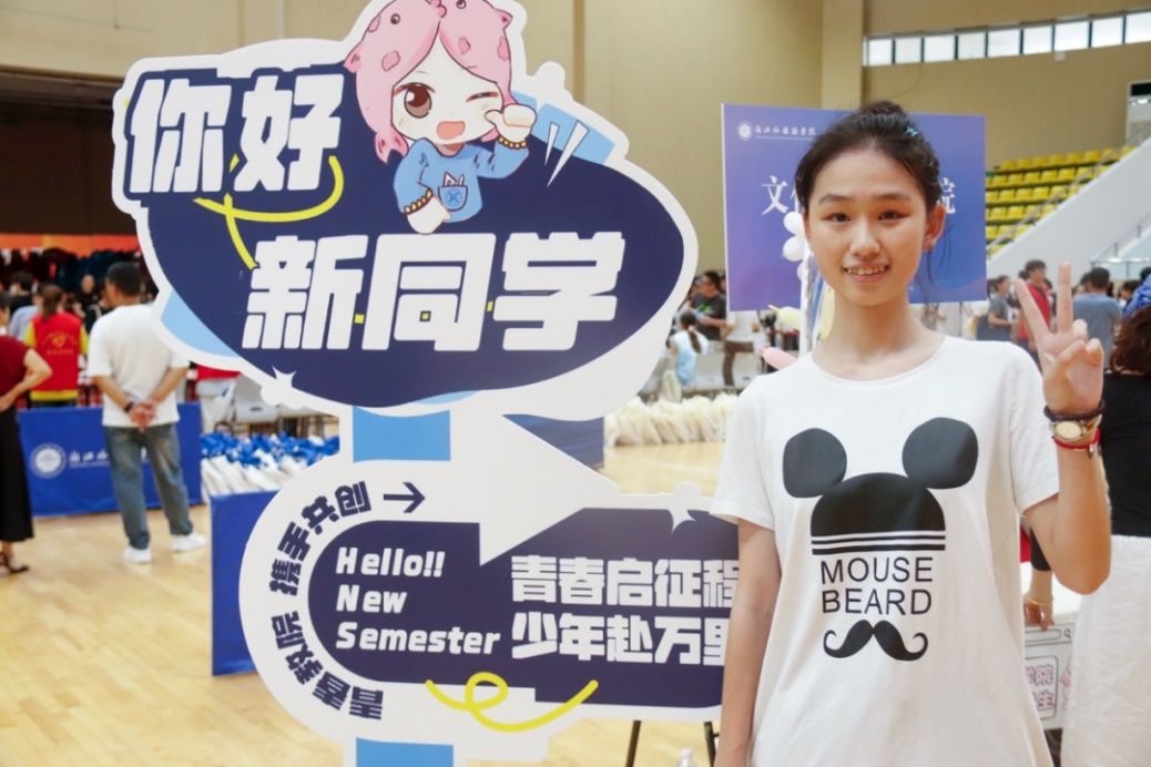 图片包含 人, 站, 对着, 前AI 生成的内容可能不正确。