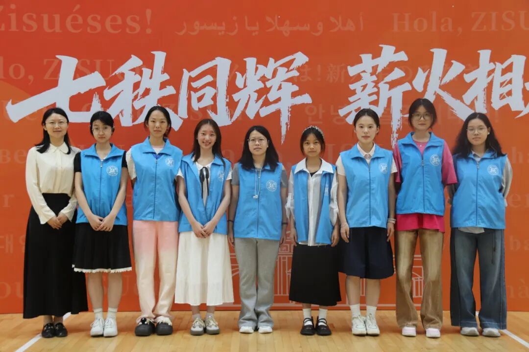 一群人站在壁报板前AI 生成的内容可能不正确。