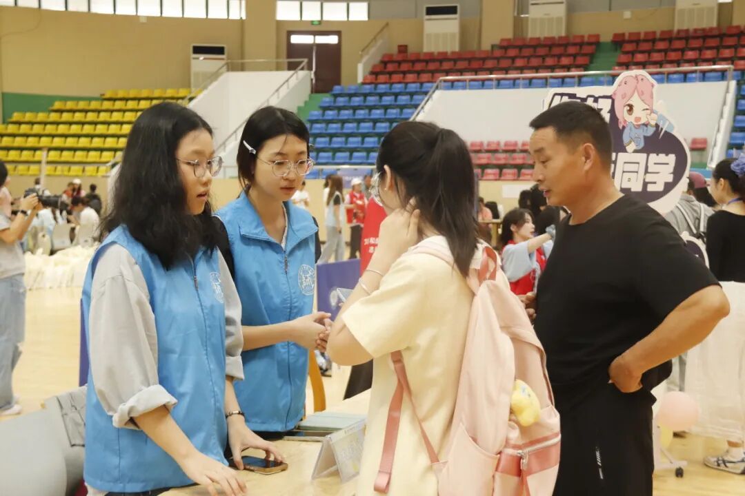 一群人正在聊天AI 生成的内容可能不正确。