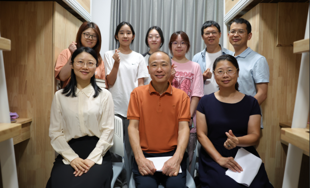 一群人站在一起合影AI 生成的内容可能不正确。