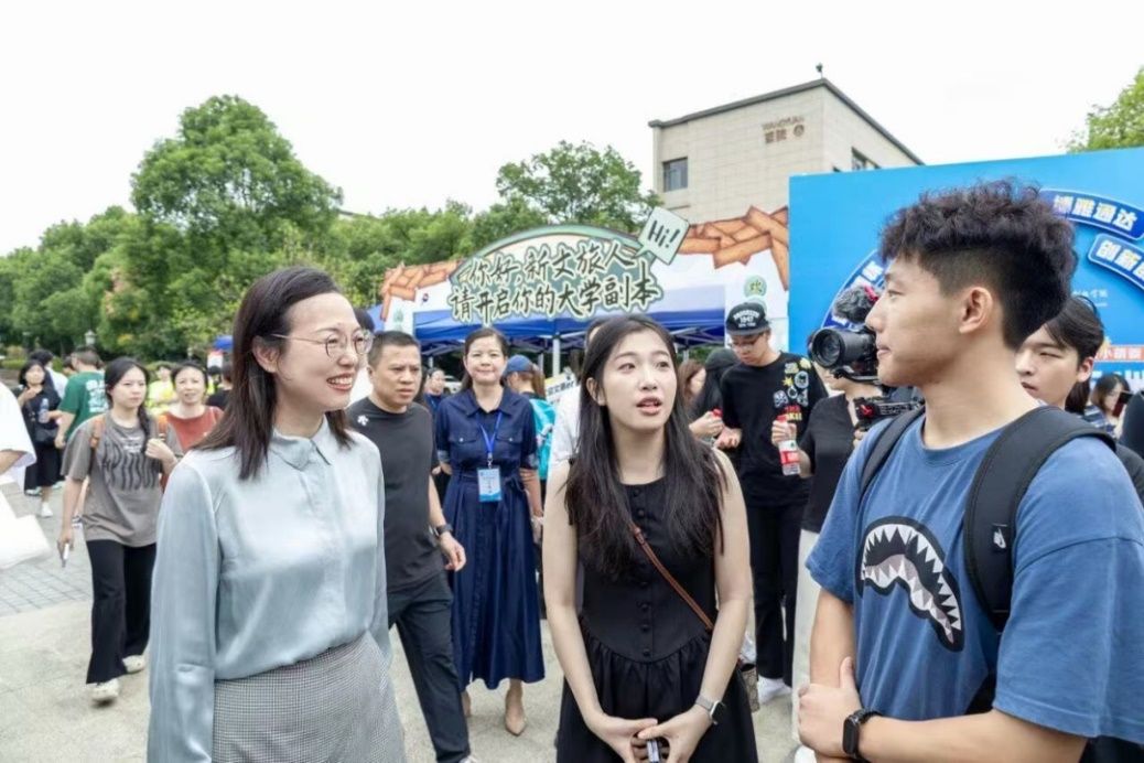 一群穿着蓝色衣服的人在街道上AI 生成的内容可能不正确。